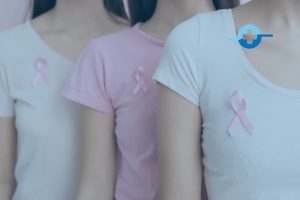 Mujeres con un lazo rosa en las camisetas por el cancer de mama
